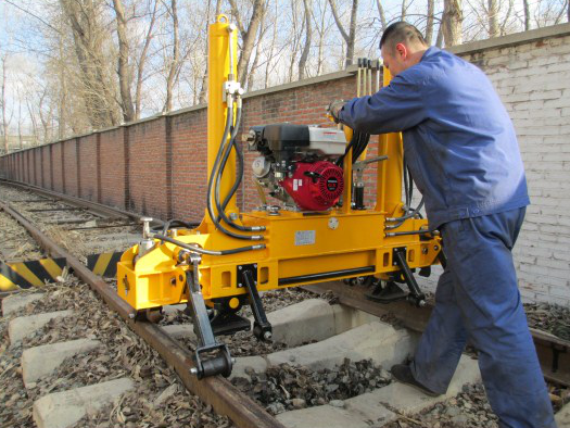 YQBJ-300x125型(xíng)高行程液壓(yā)起撥道機